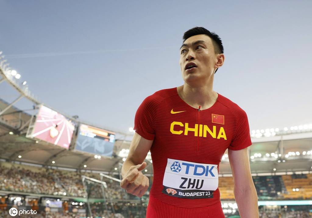 他心下恼怒，盯着叶辰冷声道：小子，你很狂啊。